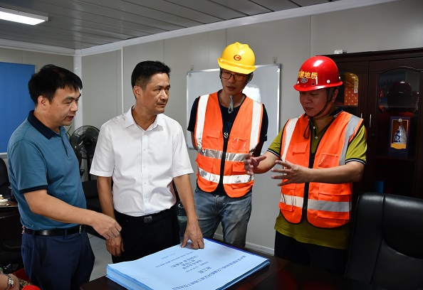 韩康平同志到建设大队(工程大队)所属工程公司滨海新城项目部开展慰问